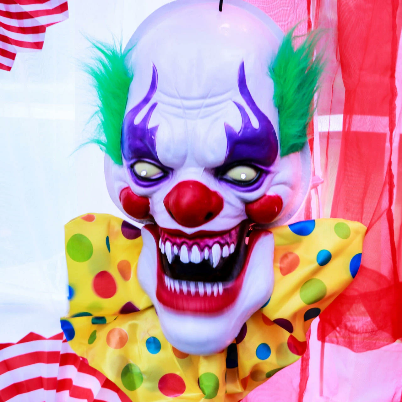 Fraser Hill Farm Haunted Hill Farm 20-In. Hanging Talking Clown Head, Halloween Decoration For Indoor Or Covered Outdoor Display, Battery-Operated, Yellow/Green, HHDHCLOWN-2LSA - Image 8