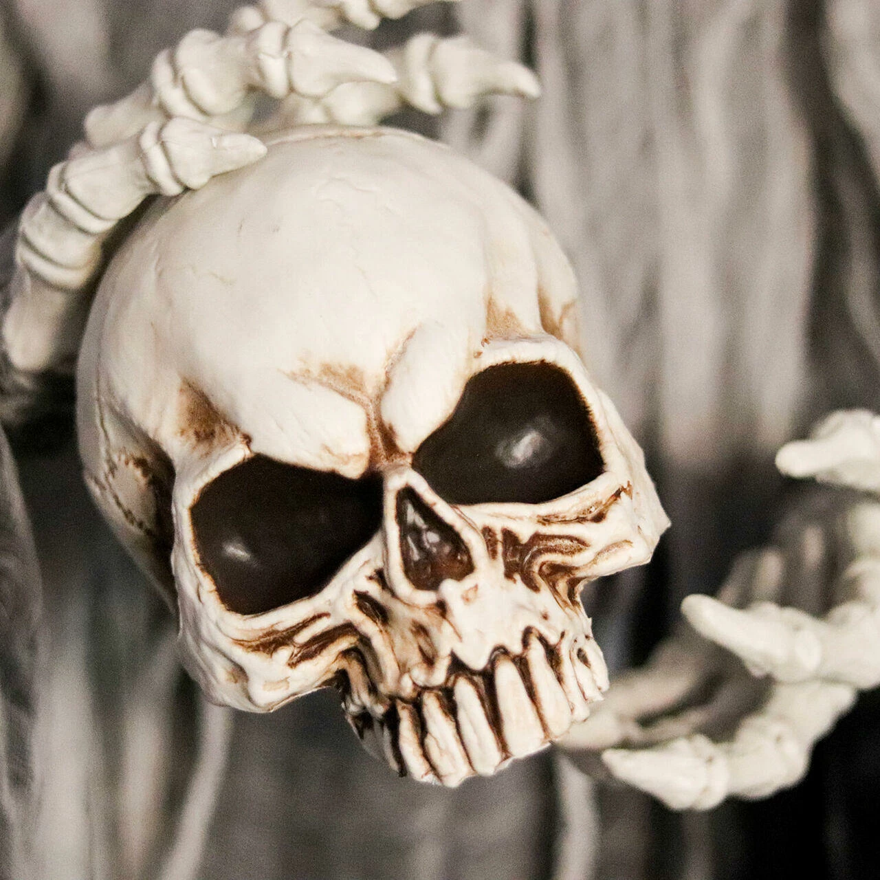 Fraser Hill Farm Haunted Hill Farm 5.25-Ft. Standing Reaper With LED Green Face, Indoor Or Covered Outdoor Halloween Decoration, Battery-Operated, Silence, HHRPR-11FLS - Image 10